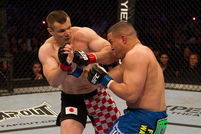 ufc115_10_crocop_vs_barry_003