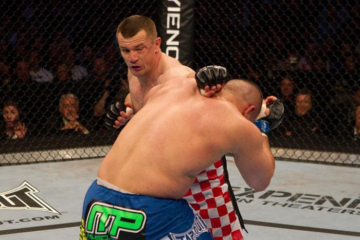 ufc115_10_crocop_vs_barry_010