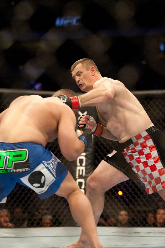 ufc115_10_crocop_vs_barry_028