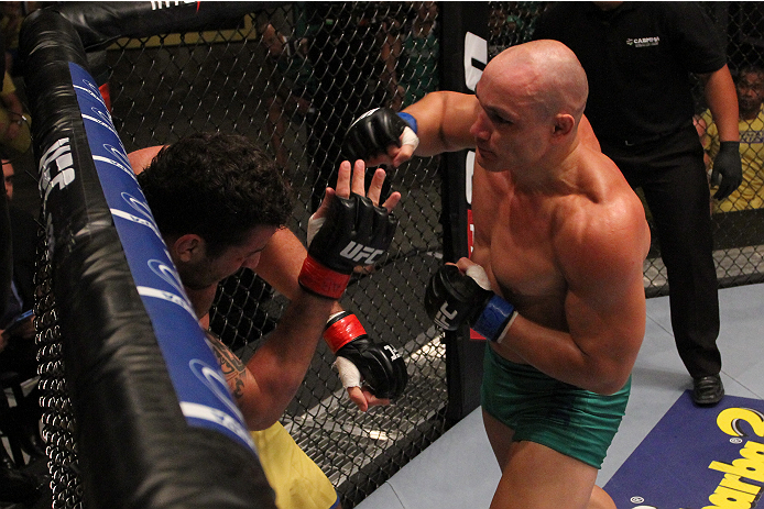 SAO PAULO, BRAZIL - FEBRUARY 4:  (R-L) Team Sonnen fighter Vitor Mirande punches Team Wanderlei fighter Antonio Branjao in their heavyweight fight during season three of The Ultimate Fighter Brazil on February 4, 2014 in Sao Paulo, Brazil. (Photo by Luiz 