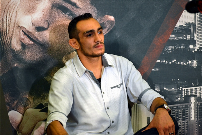 “Todos ellos son mis hermanos, todo peleador del UFC, trabajamos muy duro para llegar aquí, y por eso respeto a todos, incluso a Abel Trujillo. No será capaz de salir victorioso de la jaula, lo tengo muy claro y ya lo vi en mi cabeza, saldré triunfador”: