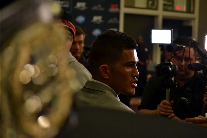 Anthony Pettis es el dueño del cinturón peso ligero del UFC y lo pondrá en juego contra Gilbert Melendez este sábado en UFC 181.