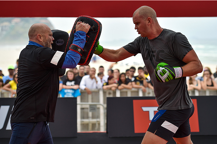 RIO DE JANEIRO, BRAZIL - JULY 29:  Heavyweight contender Stefan Struve of the Netherlands holds an open training session at Pepe Beach on July 29, 2015 in Rio de Janeiro, Brazil.  (Photo by Buda Mendes/Zuffa LLC/Zuffa LLC via Getty Images)