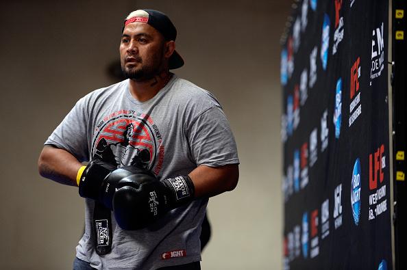 MEXICO CITY, MEXICO - NOVEMBER 12: Mark Hunt preps for an open training session during the UFC 180 open workouts at the Interactive Museum of Economics on November 12, 2014 in Mexico City, Mexico. (Photo by Jeff Bottari/Zuffa LLC/Zuffa LLC via Getty Imag