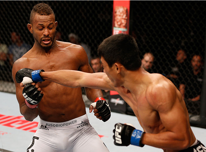 SAO PAULO, BRAZIL - MAY 31: (R-L) Mark Eddiva punches Kevin Souza in their featherweight fight during the UFC Fight Night event at the Ginasio do Ibirapuera on May 31, 2014 in Sao Paulo, Brazil. (Photo by Josh Hedges/Zuffa LLC/Zuffa LLC via Getty Images)