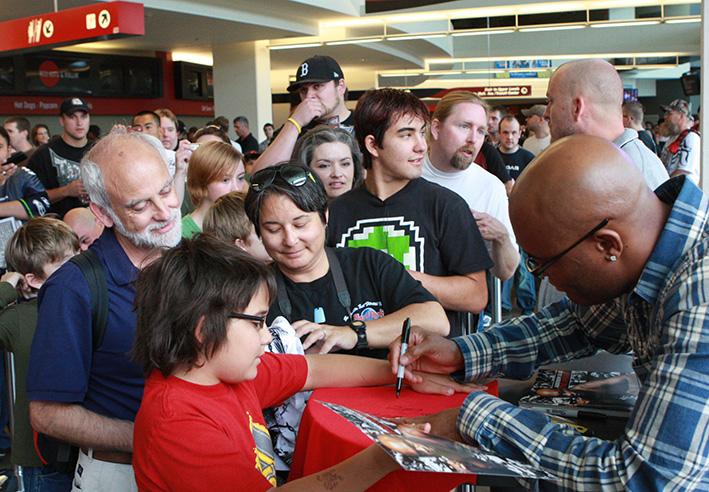 Sessão de autógrafos com Anderson Silva no dia anterior ao evento