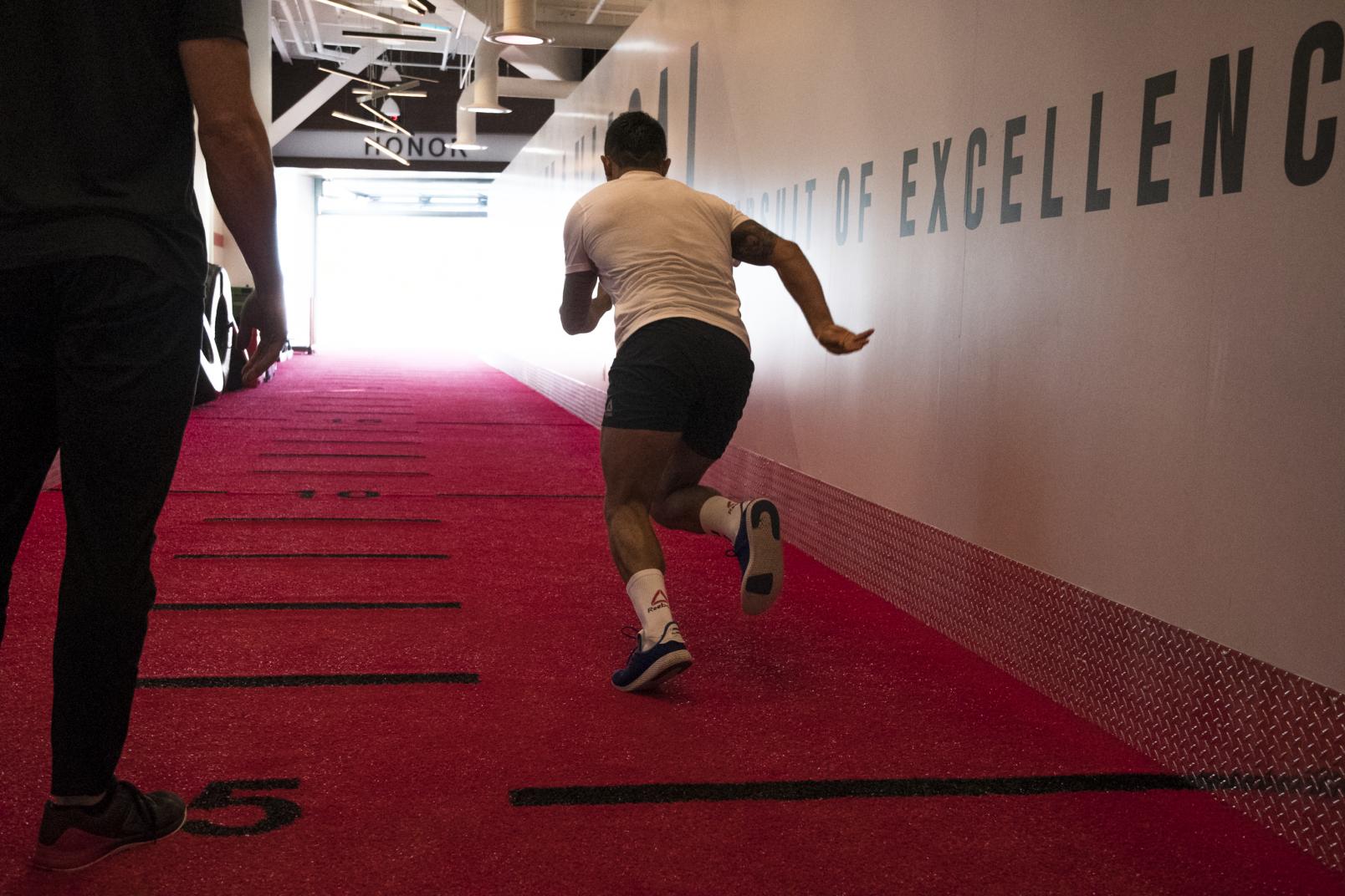 Alejandro Perez entrenando en el UFC Performance Institute