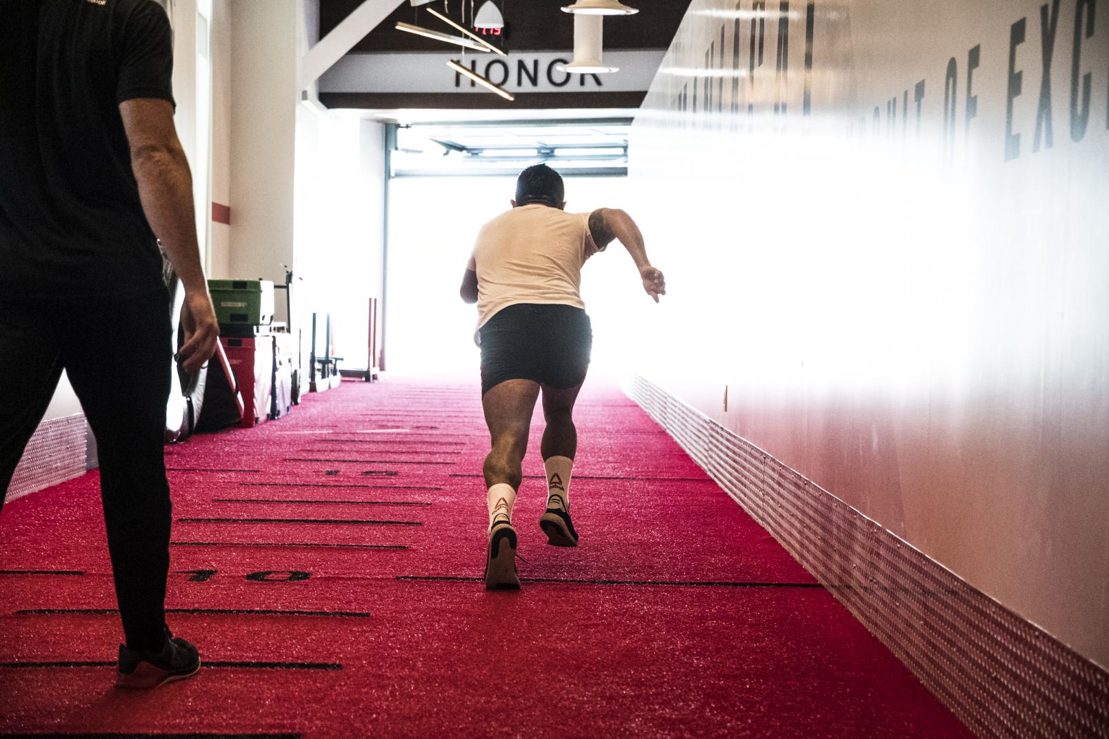 Alejandro Perez entrenando en el UFC Performance Institute