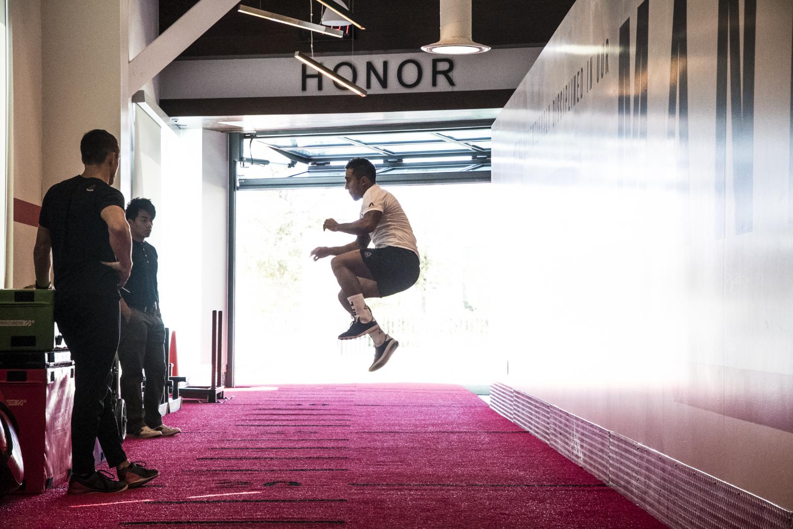 Alejandro Perez entrenando en el UFC Performance Institute