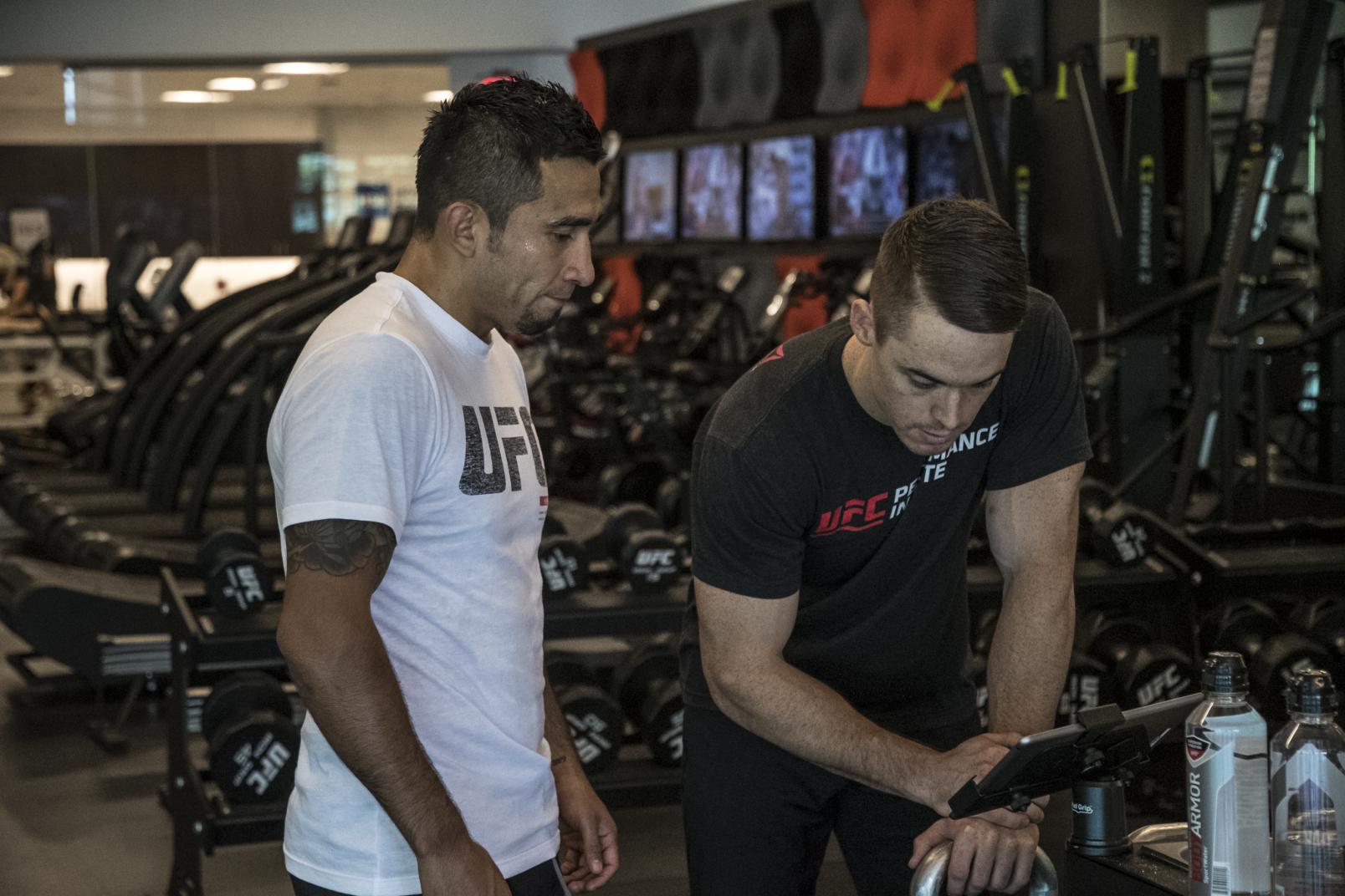 Alejandro Perez entrenando en el UFC Performance Institute