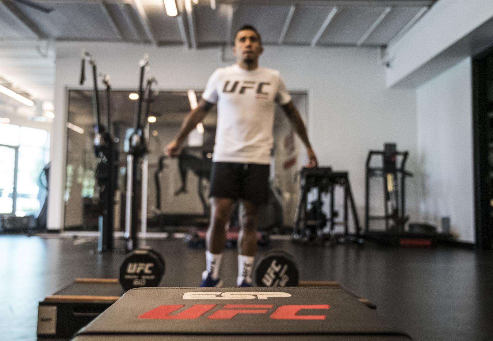 Alejandro Perez entrenando en el UFC Performance Institute