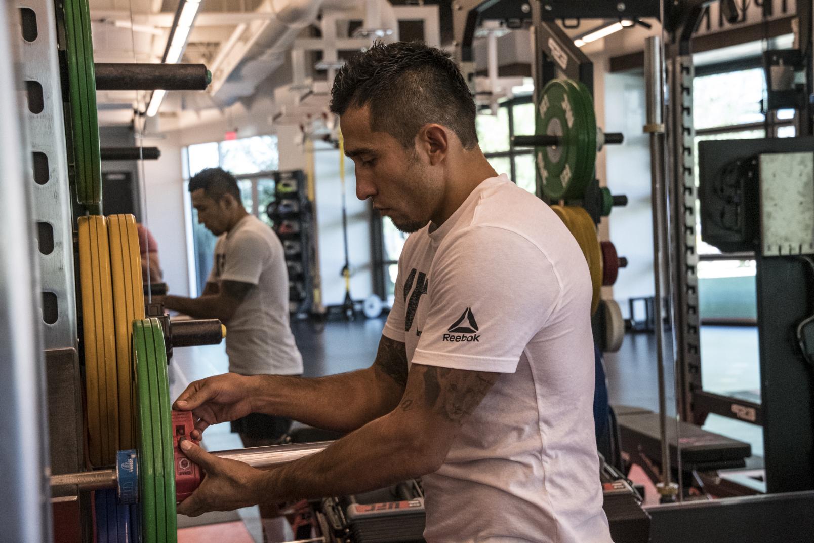 Alejandro Perez entrenando en el UFC Performance Institute