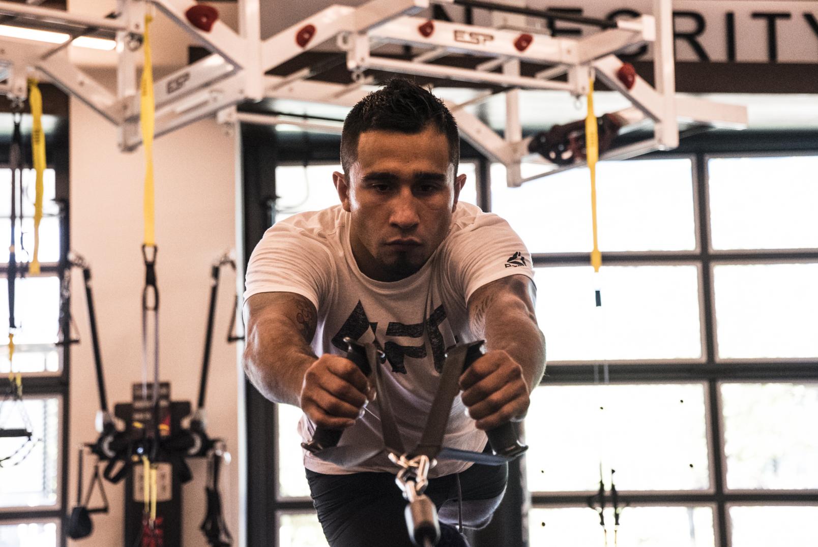 Alejandro Perez entrenando en el UFC Performance Institute
