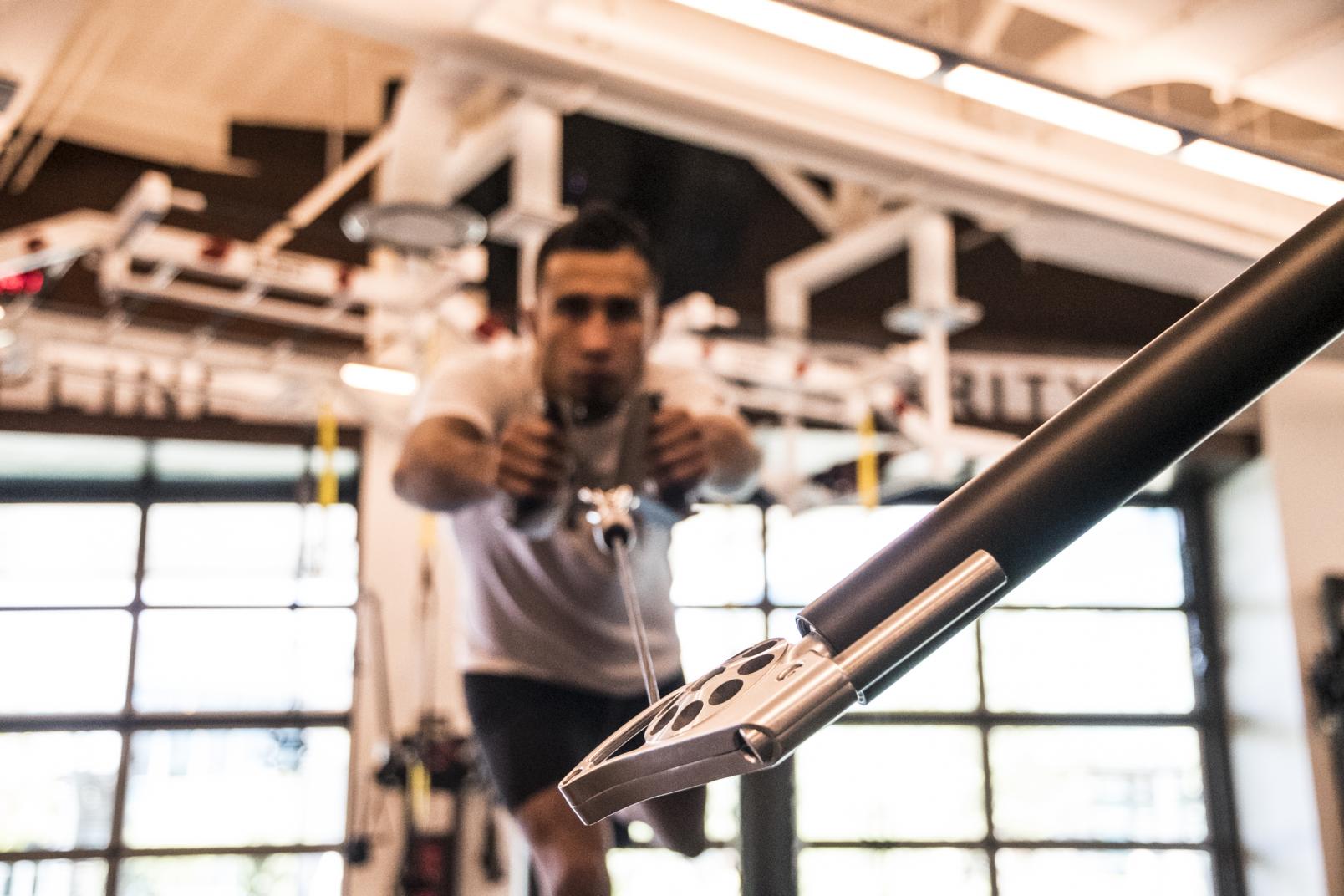 Alejandro Perez entrenando en el UFC Performance Institute