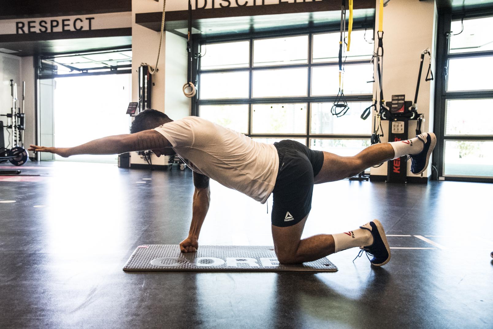 Alejandro Perez entrenando en el UFC Performance Institute