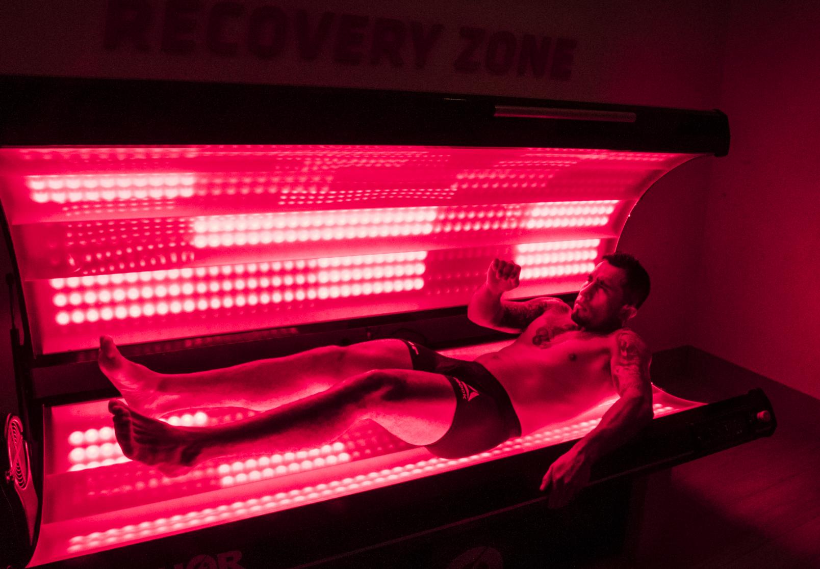 Alejandro Perez entrenando en el UFC Performance Institute