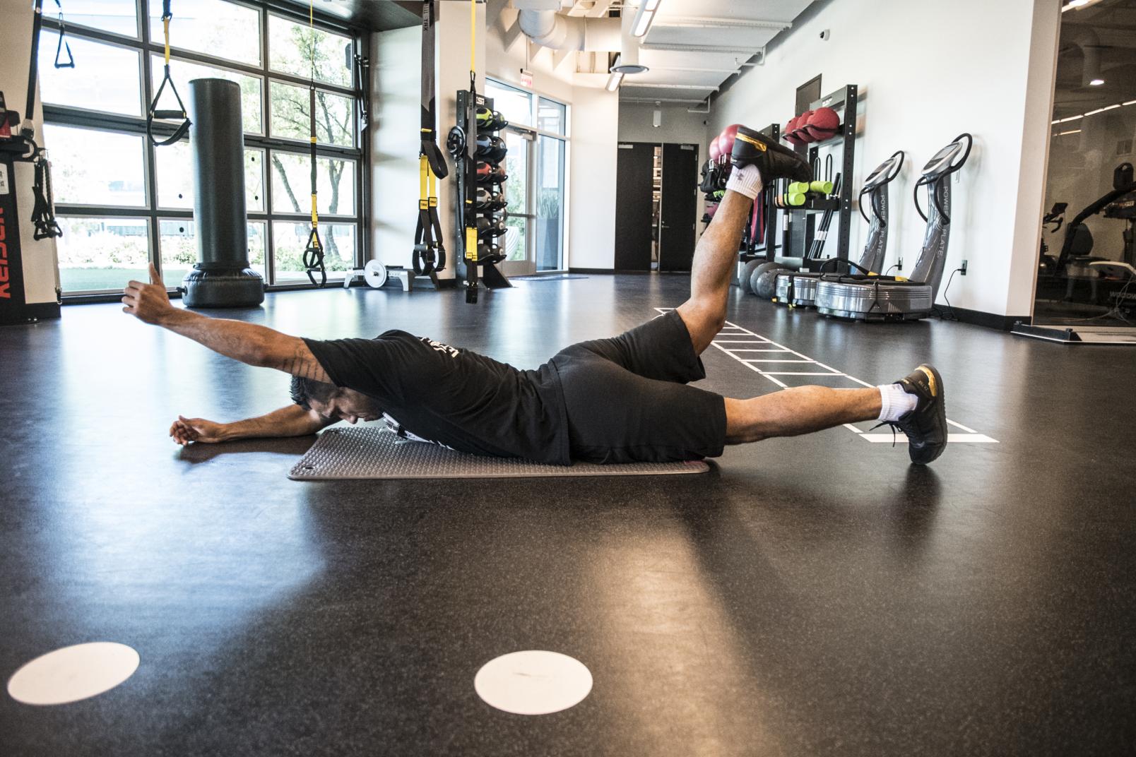 Alejandro Perez entrenando en el UFC Performance Institute