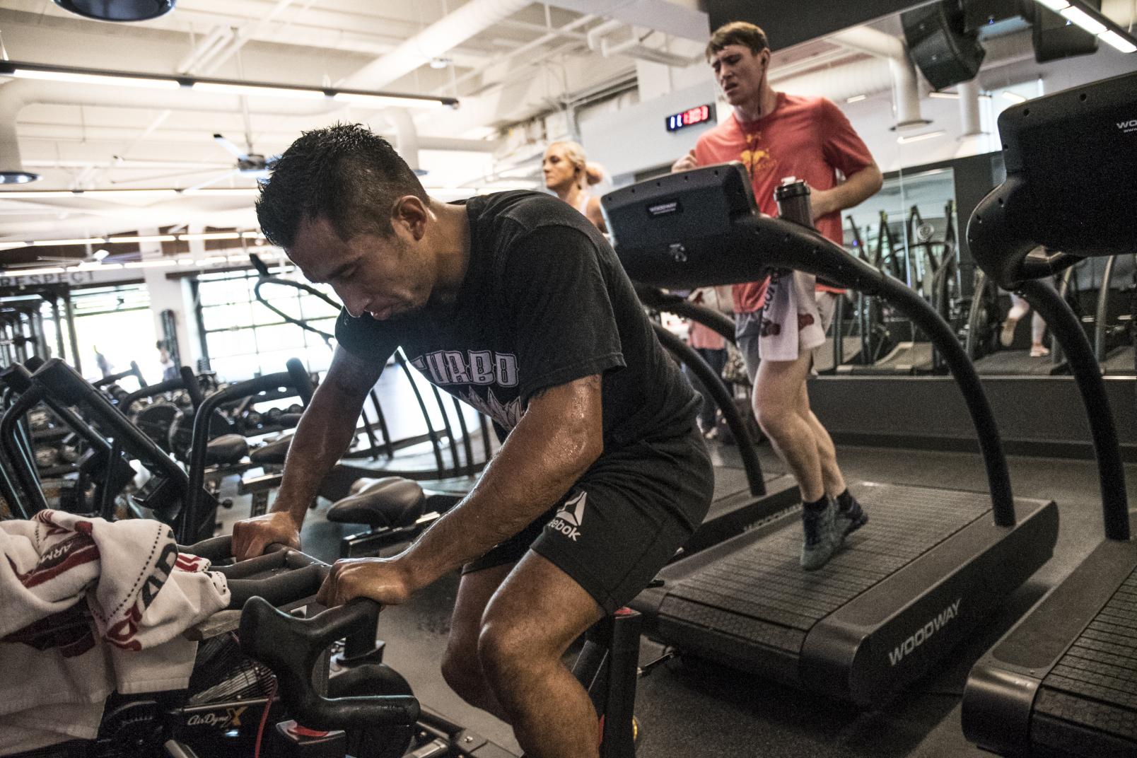 Alejandro Perez entrenando en el UFC Performance Institute