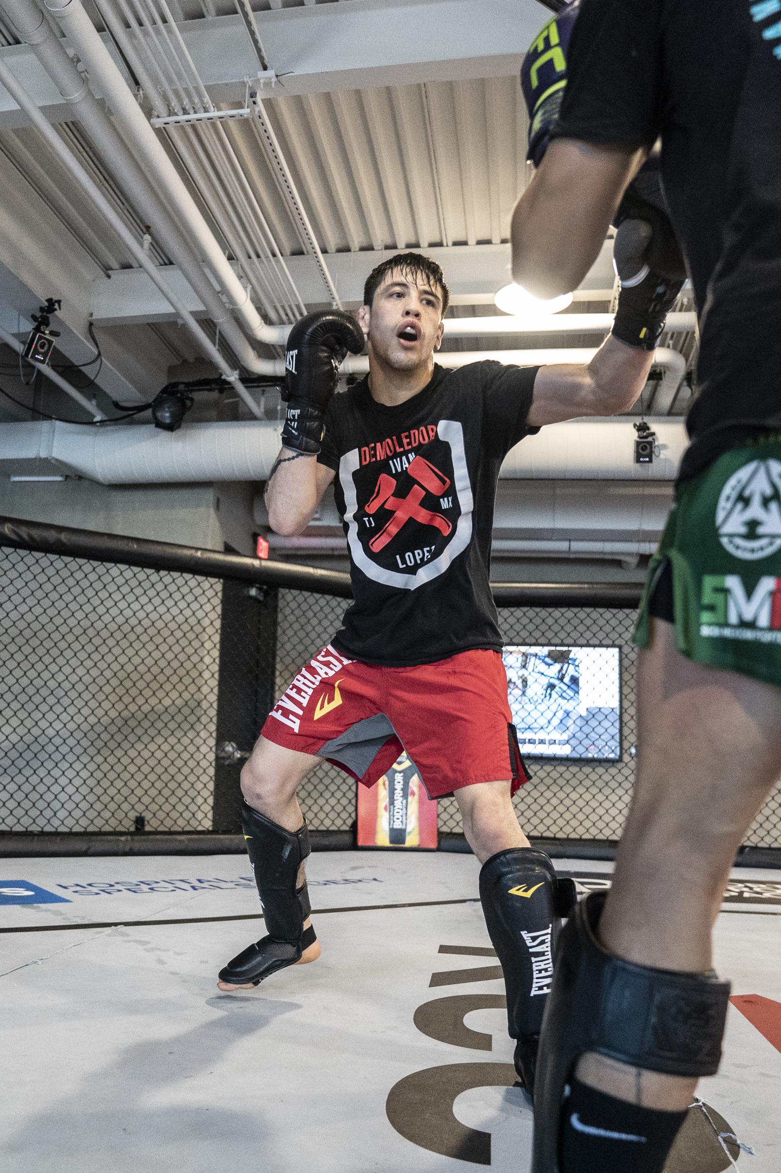 09 - Jose Quinonez and Brandon Moreno prepare for their fights