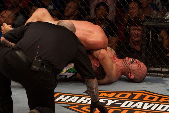 ufc110_08_silva_vs_bisping_021