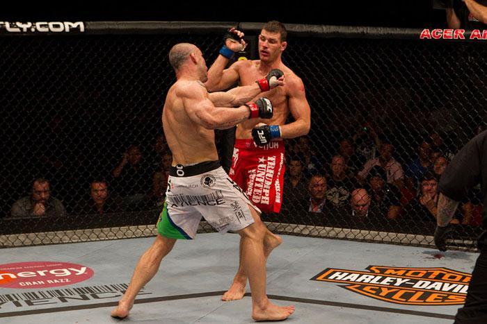 ufc110_08_silva_vs_bisping_033