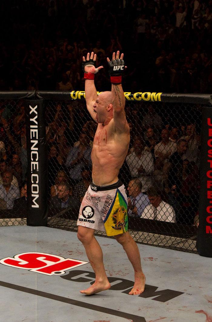 ufc110_08_silva_vs_bisping_035