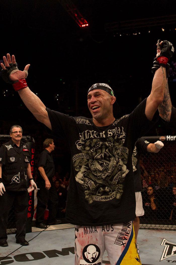 ufc110_08_silva_vs_bisping_038
