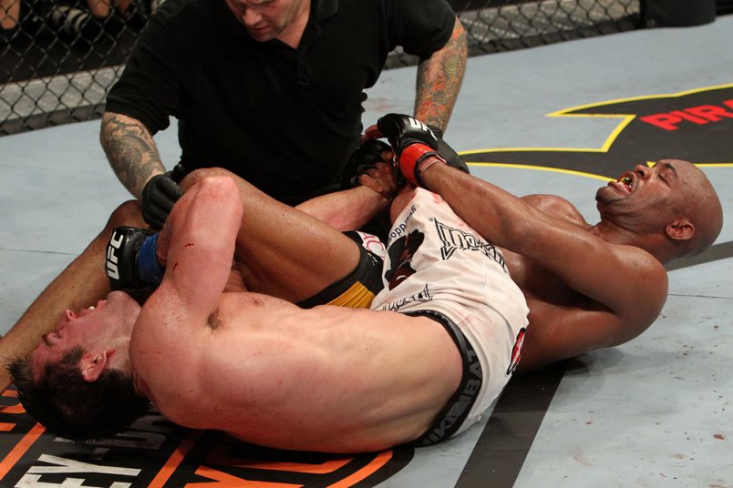 Anderson Silva finaliza Chael Sonnen