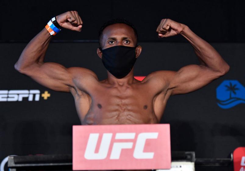 Francisco Figueiredo posa de máscara na pesagem do UFC Fight Island 8