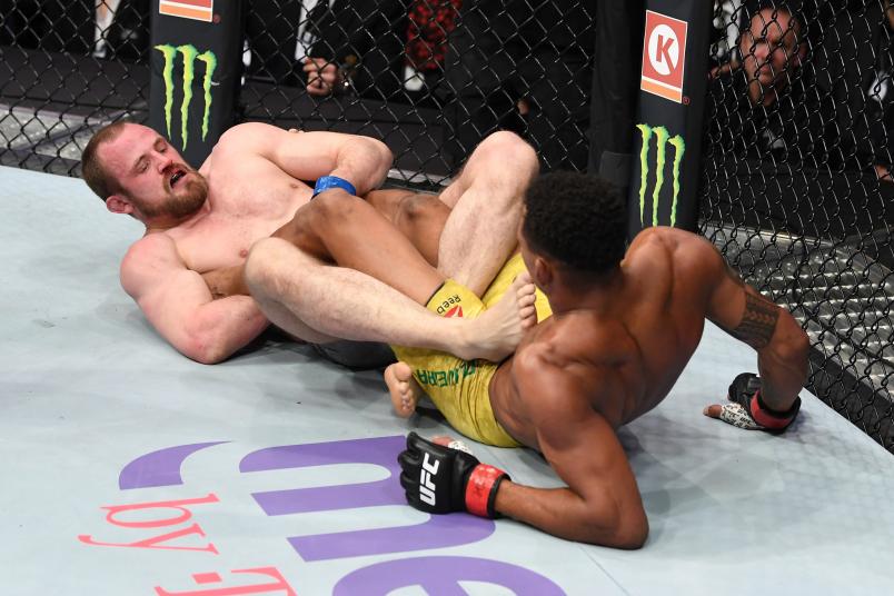(L-R) Gunnar Nelson of Iceland attempts to submit Alex Oliveira of Brazil in their welterweight fight during the UFC 231 event at Scotiabank Arena on December 8, 2018 in Toronto, Canada. (Photo by Josh Hedges/Zuffa LLC/Zuffa LLC via Getty Images)