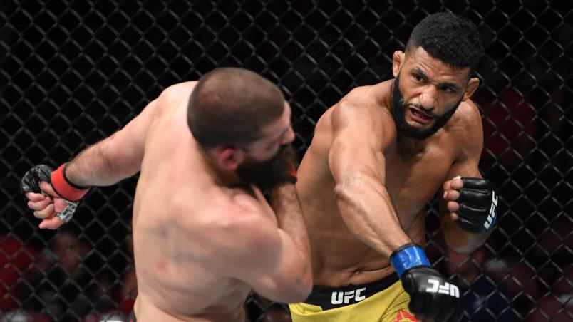 Dhiego Lima acerta soco em Court McGee