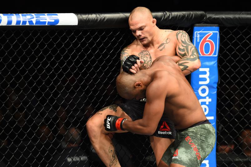 CHICAGO, ILLINOIS - JUNE 09: (R-L) Rashad Evans lands a knee to the head of Rashad Evans in their light heavyweight fight during the UFC 225 event at the United Center on June 9, 2018 in Chicago, Illinois. (Photo by Josh Hedges/Zuffa LLC/Zuffa LLC via Getty Images)