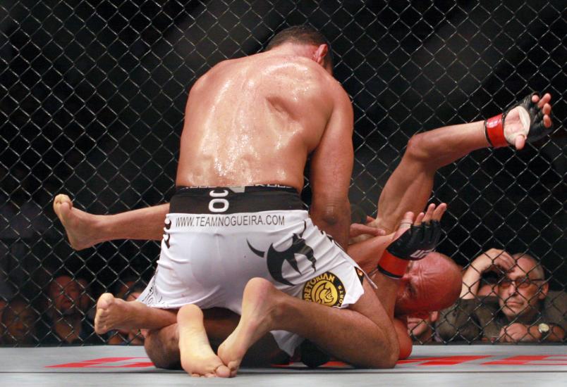 Minotauro usou seu boxe para colocar Couture de costas no solo