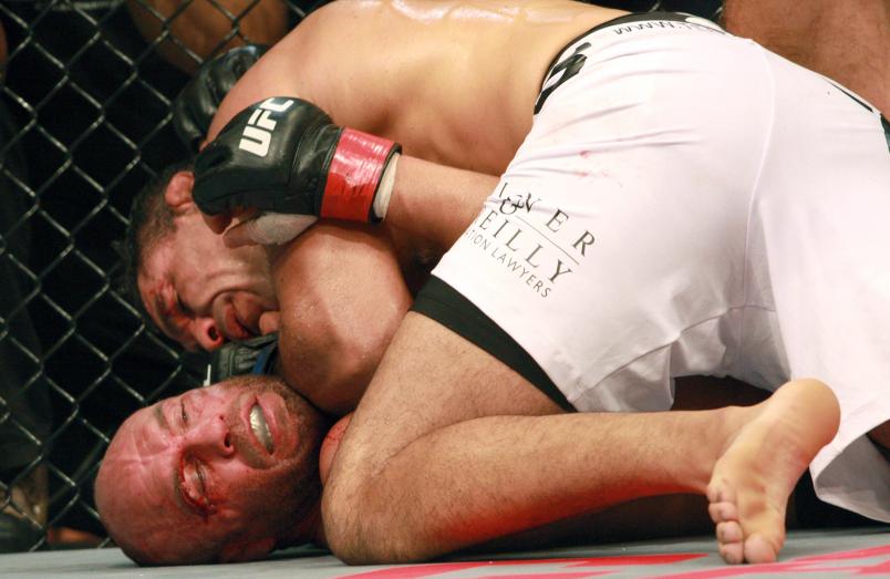Minotauro usou seu boxe para colocar Couture de costas no solo