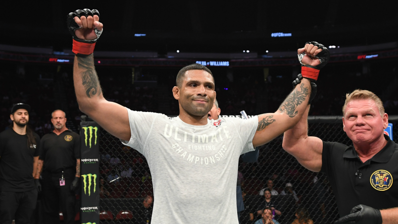 Claudio Hannibal tem o braço erguido após vitória no UFC