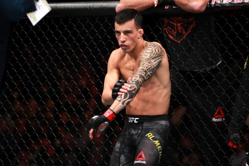 Thomas Almeida se prepara para uma luta dentro do Octógono do UFC