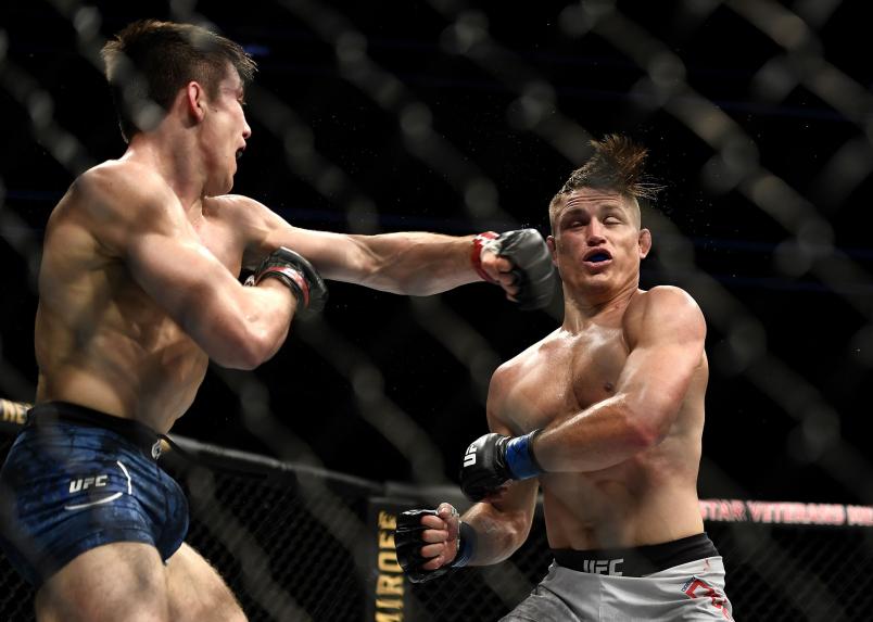 Alexander Hernandez (L) of the United States fights Drew Dober (R) of the United States in their Lightweight bout during UFC Fight Night at VyStar Veterans Memorial Arena on May 13, 2020 in Jacksonville, Florida. (Photo by Douglas P. DeFelice/Getty Images)