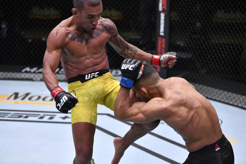 Raoni Barcelos of Brazil knees Khalid Taha of Germany in a bantamweight fight during the UFC Fight Night event at UFC APEX on November 07, 2020 in Las Vegas, Nevada. (Photo by Jeff Bottari/Zuffa LLC)