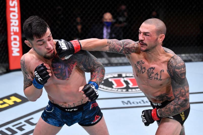 Cub Swanson atinge Daniel Pineda com um soco no UFC 256
