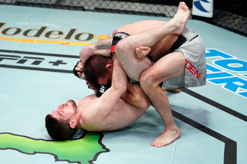 Jimmy Flick aplica triângulo e finaliza Cody Durden no UFC Vegas 17