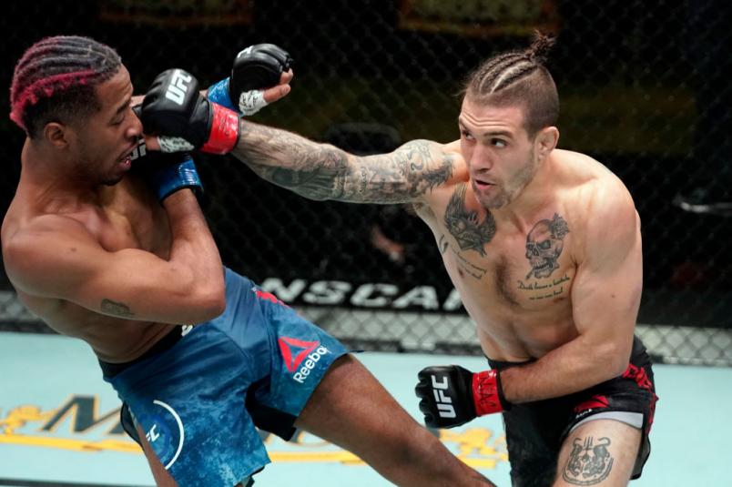 Christos Giagos aplica golpe em Carlton Minus no UFC Vegas 17