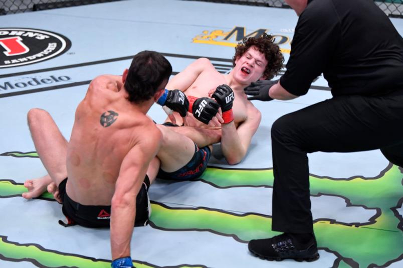 Chase Hooper finaliza Peter Barrett com uma chave de calcanhar no UFC 256