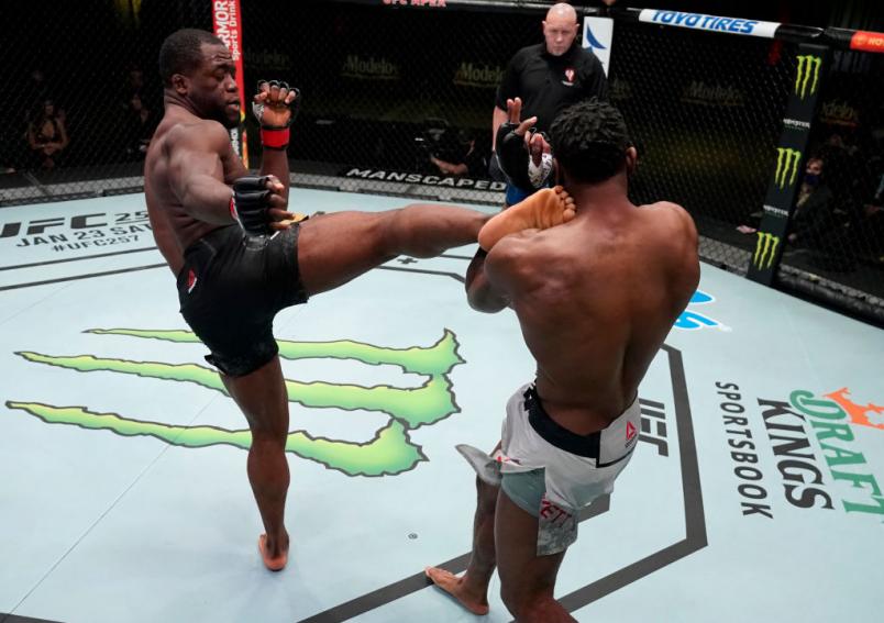 Tafon Nchukwi aplica chute em Jamie Pickett no UFC Vegas 17