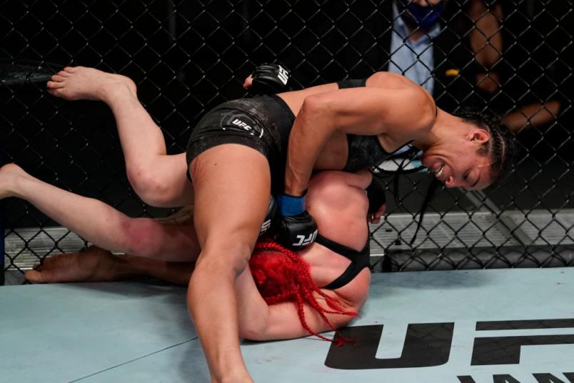 Taila Santos aplica golpe em Gillian Robertson no UFC Vegas 17