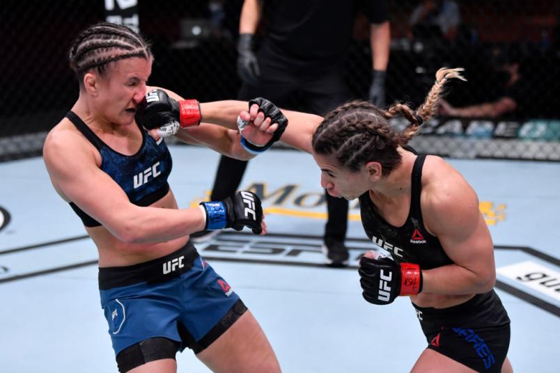 Tecia Torres golpeia Sam Hughes no UFC 256