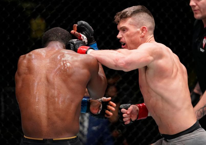 Stephen Thompson aplica soco em Geoff Neal no UFC Vegas 17