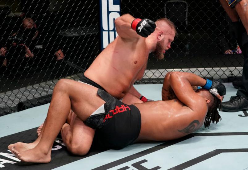 Marcin Tybura trabalha o ground and pound em Greg Hardy no UFC Vegas 17
