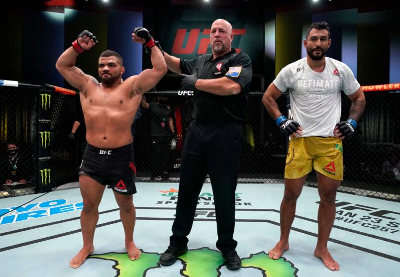Deron Winn é declarado vencedor da luta contra Antonio Arroyo no UFC Vegas 17
