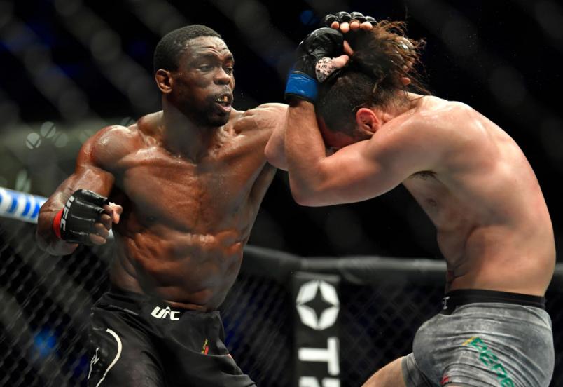 Dalcha Lungiambula aplica soco em Markus Perez no UFC Fight Island 8
