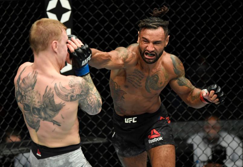 Mike Davis conecta soco em Mason Jones no UFC Fight Island 8